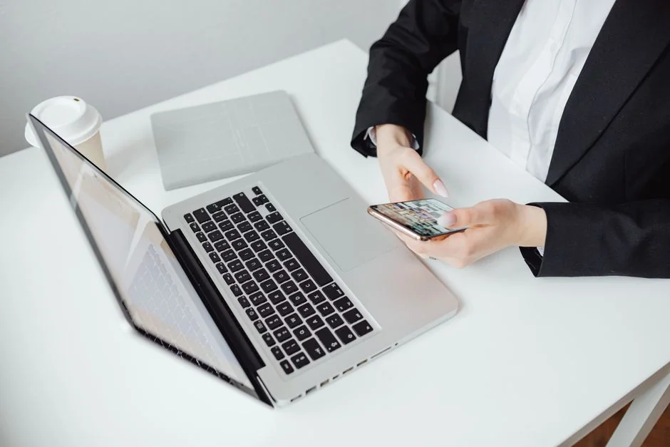 Jeune homme en visioconférence sur un ordinateur portable à la maison, illustrant la communication à distance.